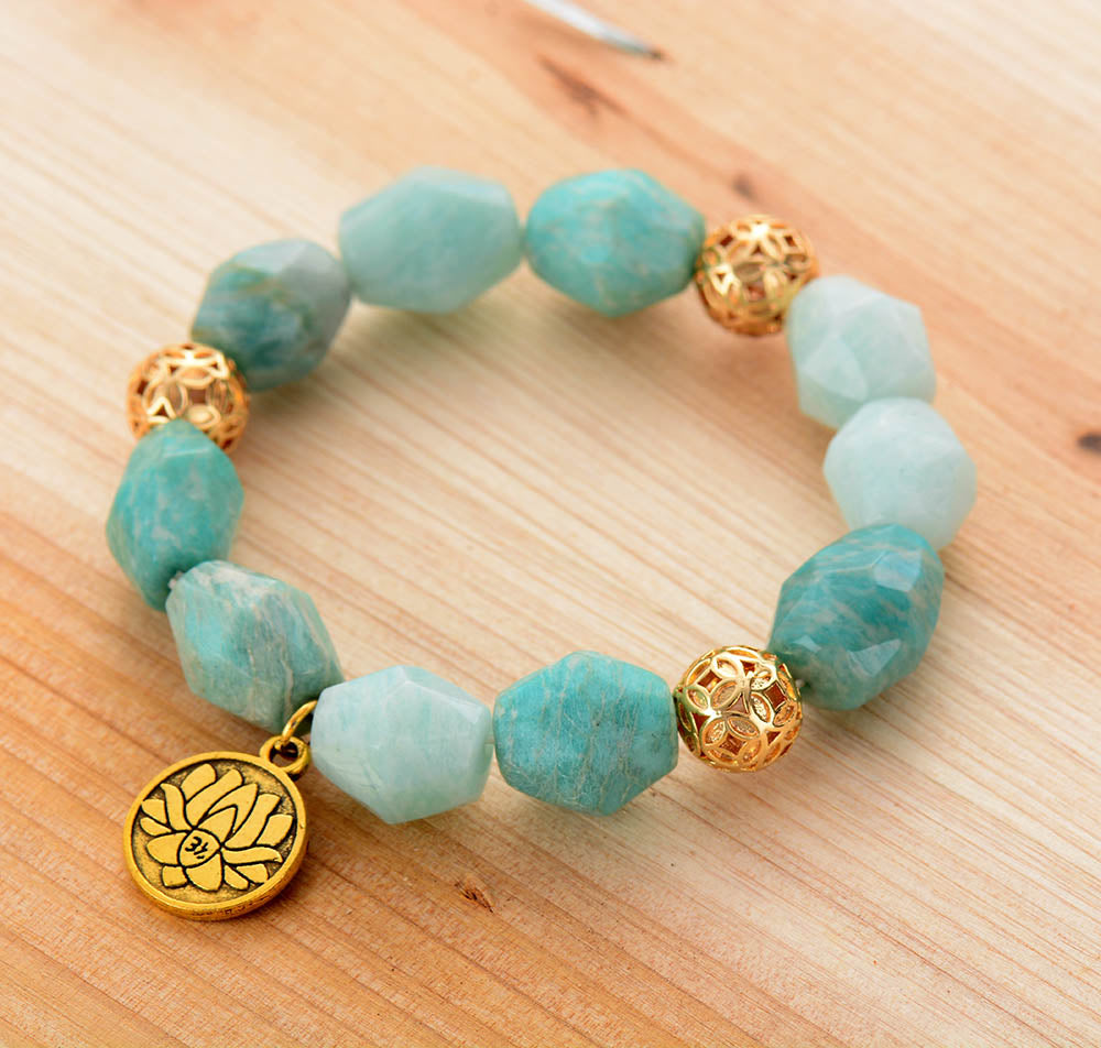 Bracelet Bohème en grosses perles d'Amazonite et charme fleur de lotus Or